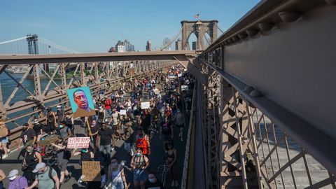 Unas 3.000 personas atravesaron el puente de Brooklyn liderados por el defensor del pueblo de Nueva York