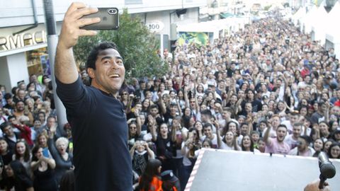 El actor Pablo Chiapella, pregonero de la anterior edición de la Feira do Viño de Quiroga, ante una muchedumbre reunida en la calle Real, donde se instala el recinto ferial