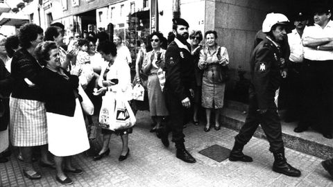 Miembros de la asociación contra la droga Érguete, manifestándose ante la comisaría de Vilagarcía por la operación Nécora