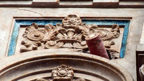 Obs de la Guerra Civil clavado en la fachada de la baslica de San Juan el Real, en Oviedo