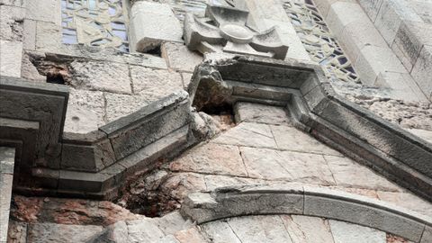 Daños del bombardeo de la Guerra Civil en la fachada de la iglesia de San Pedro de los Arcos de Oviedo