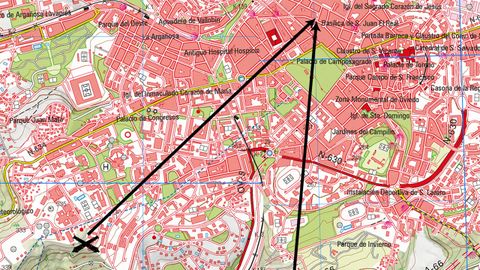 Las posibles trayectorias del proyectil clavado en la fachada de San Pedro de los Arcos, en Oviedo. Los republicanos tenían cañones Krupp 77 en El Cristo (izquierda) y La Manjoya (derecha)