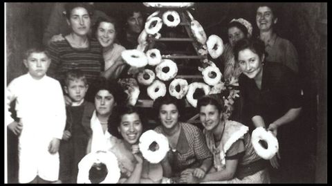 Subasta del tradicional ramo de roscas de las fiestas de San Antonio en una foto de 1950