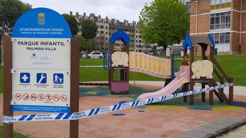 Un parque infantil cerrado en Oviedo