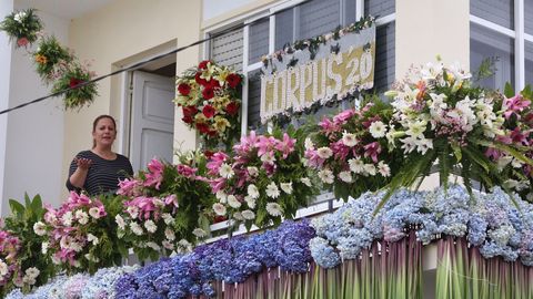 Balcón decorado por la presidenta de la Asociación Alfombras Florais, Teresa Muíños (en la imagen)