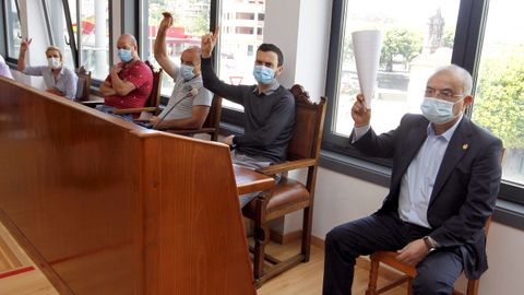 El socialista Alberto García, a la derecha, recuperó la alcaldía de Catoira, que había perdido tras las elecciones