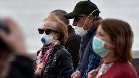 Las mascarillas con válvula, como la de la imagen, no evitan que quien las lleva pueda contagiar a otros