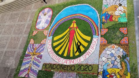 El tapiz elaborado este domingo a la puerta de la catedral de Mondoñedo