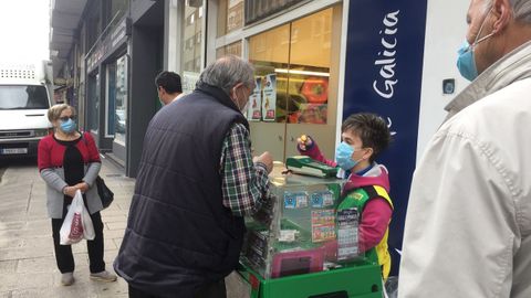 A vendedora da ONCE, Carmela Facorro, no seu posto da rúa Curros Enríquez