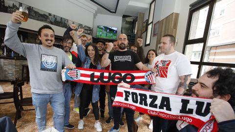 La afición del Lugo seguirá a su equipo desde los bares, como la peña Brigadas Lucenses lo jizo el sábado en la parrillada El Boni
