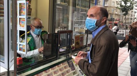 Gonzalo Pérez Jácome apoyó públicamente este martes a la ONCE comprando un cupón ante los medios de comunicación