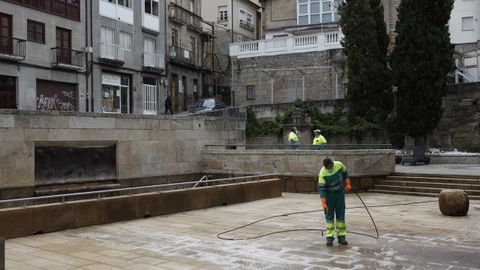 Preparativos en la piscina termal de As Burgas este martes