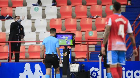 El árbitro consultado una jugada en el VAR