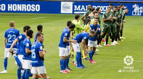 Jugadores del Oviedo y el Deportivo antes del partido