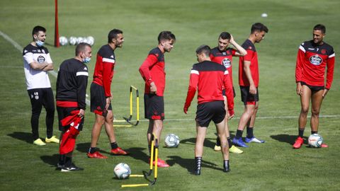 Cristian Herrera, a la derecha, este jueves con sus compañeros en el entrenamiento