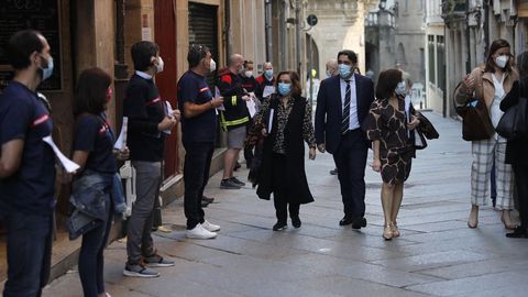 Los bomberos se concentraron frente al Teatro Principal. Allí es donde se celebró el pleno para que los concejales pudiesen guardar la distancia de seguridad entre ellos. La sesión fue la más larga que se recuerda en Ourense (nueve horas y 23 minutos)