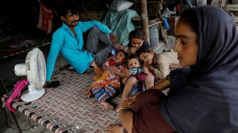 Refugiados hindúes, procedentes de Pakistán, en un campamento en las afueras de Nueva Delhi (la India)