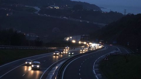 Carretera entre Cantabria y el Pais Vasco durante un día del estado de alarma
