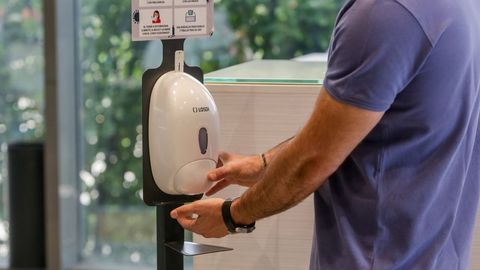 Foto de archivo de un dispensador de gel hidroalcohólico