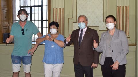El presidente de la Diputación y la diputada de Turismo con los propietarios de la finca comprada en Antas de Ulla
