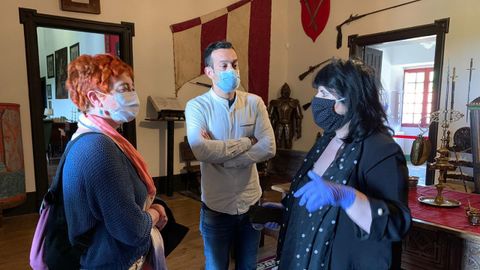 La vicepresidenta de la Diputación, Maite Ferreiro (a la izquierda) visitó recientemente el pazo de Tor para estudiar las medidas de seguridad que se aplicarán en la reapertura del museo
