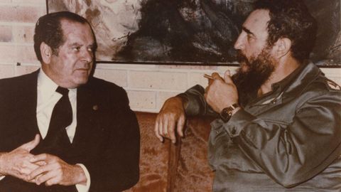 El empresario ourensano Eduardo Barreiros con Fidel Castro en Cuba, en los años ochenta