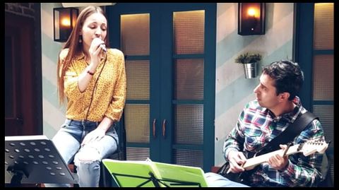 El dúo Una Mesa para Dos llevará la música a la zona de A Mosqueira
