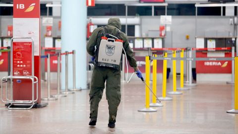 Miembros del ejército desinfectan el aeropuerto de Peinador, en Vigo