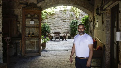 Cándido Vázquez Mosquera, en su casa rural Pazo dos Ulloa, en Esposende (Ribadavia)
