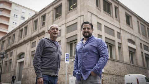 Manuel y David Alvarado, junto al edificio de la Plaza de Abastos de A Ponte