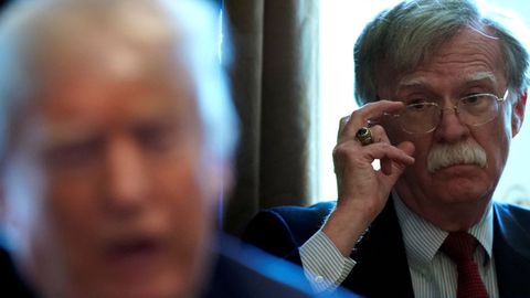 John Bolton, en segundo trmino, observa a Donald Trump en una reunin durante su etapa como asesor de seguridad nacional de la Casa Blanca