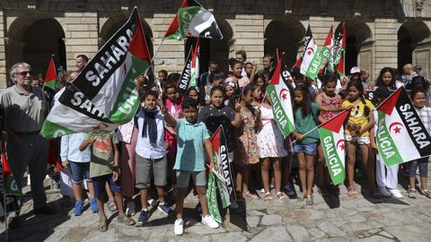 Encuentro en el Obradoiro el pasado mes de julio de las familias que acogen menores saharauis