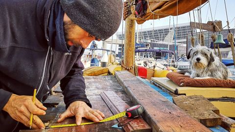 Basoli -y su inseparable Nirvana- trabaja a bordo del barco en su amarre del barcelonés Port Fórum