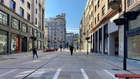 Calle Pelayo, en Oviedo, en el primer día laboral de la nueva normalidad