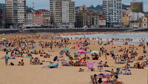 Imagen de la playa de San Lorenzo, en Gijón