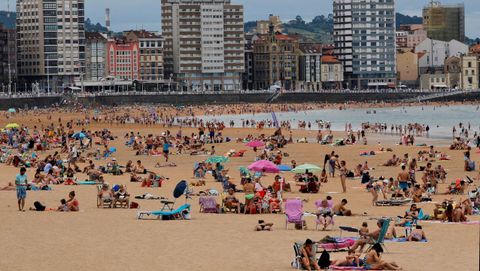 Imagen de la playa de San Lorenzo, en Gijn