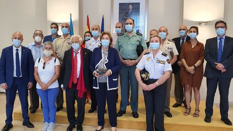 El padre Ángel posa junto a la delegada del Gobierno, Delia Losa, y parte el equipo de la Delegación y autoridades de las Fuerzas y Cuerpos de Seguridad del Estado y del Regimiento Príncipe