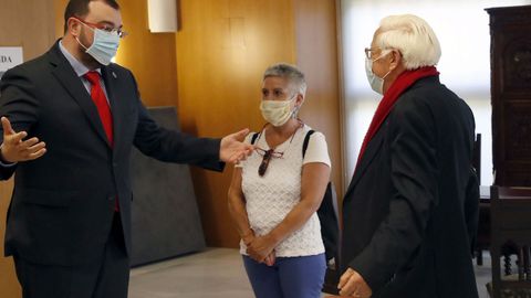 El padre Ángel salud al presidente del Principado, Adrián Barbón
