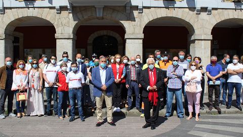El padre ángel posa con el alcalde de Mieres, Anibal Vázquez, representantes de todos los grupos municipales y colaboradores de ONGs, Protección Civil y cuerpos de seguridad que han trabajado durante esta pandemia