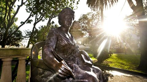 Estatua de Emilia Pardo Bazán en los jardines de Méndez Núñez