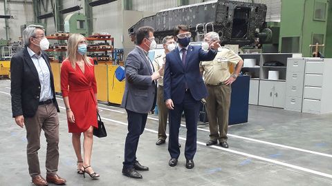 El consejero de Industria, Empleo y Promoción Económica, Enrique Fernández, visita junto a la directora general de Industria, Rosana Prada, las instalaciones de la empresa Santa Bárbara Sistemas en Trubia