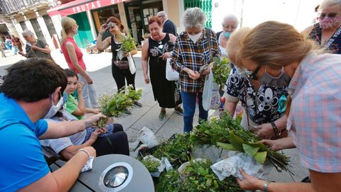 Venta de atados de hierbas de San Xoán en la Plaza de Abastos