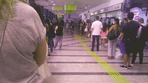 Colas de usuarios esperando para comprar sus billetes en las máquinas expendendoras de la estación de Oviedo
