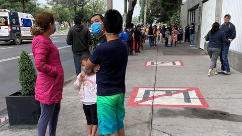 Los residentes en distintos distritos de Ciudad de Mxico salieron de sus hogares despus de la alerta ssmica 