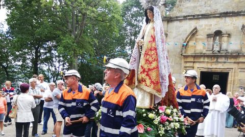 Antiguos miembros de la Brigada de Salvamento Minero llevan en procesin a la Virgen del Carbayu