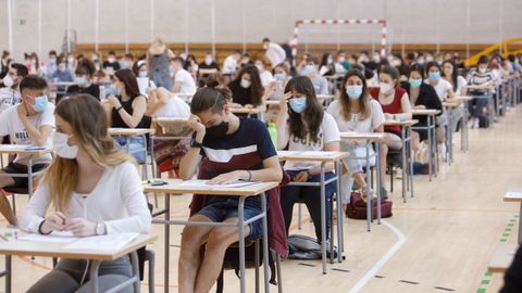 Estudiantes realizando las pruebas de acceso a la universidad en Navarra, la primera comunidad donde se está celebrando la selectividad de este 2020, marcada por la pandemia de coronavirus