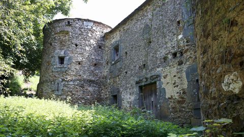 Castillo-palacio de Quindous, en Cervantes, Os Ancares, y a la venta por 225.000 euros