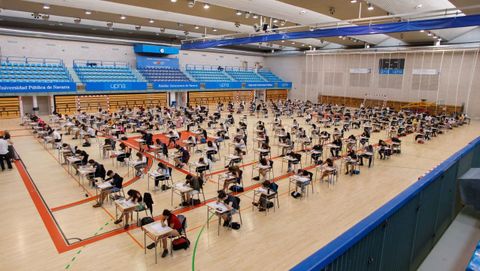 Estudiantes en Navarra, haciendo los examenes de selectividad en un pabellón, esta semana
