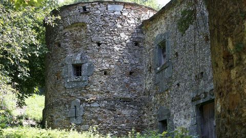 Castillo-palacios de Quindous, en Cervantes, que está en venta pero su conservación es deficiente