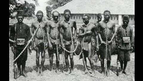 Esclavos encadenados en una plantación de cuba y custodiados por soldados también negros
